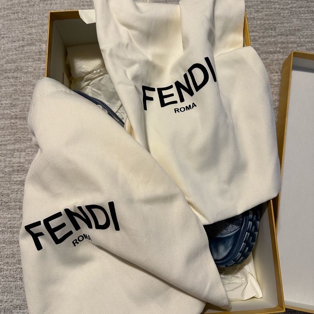 FENDI - Picture 9 of 9
